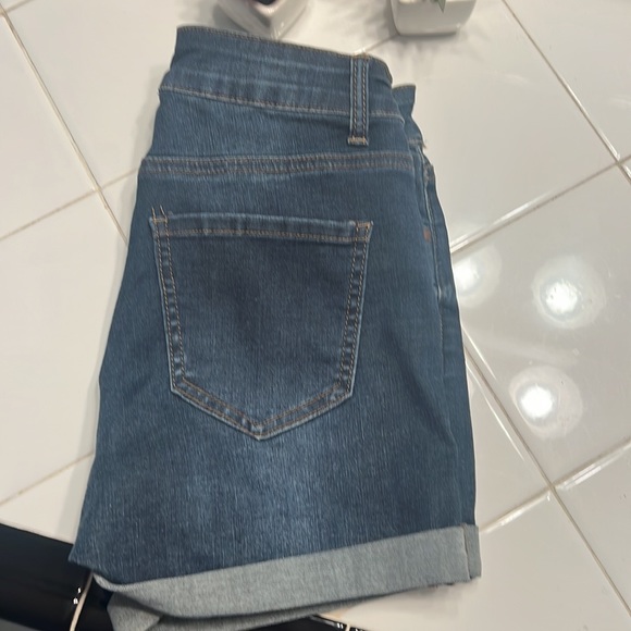 Cute jean shorts size 5 - Picture 2 of 3